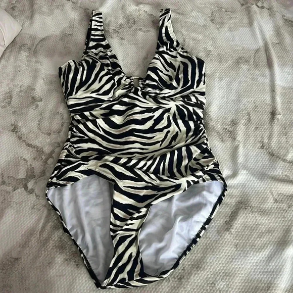 LAUREN RALPH LAUREN Zebra Ring Over-The-Shoulder One-Piece Brown 16 - Picture 9 of 13
